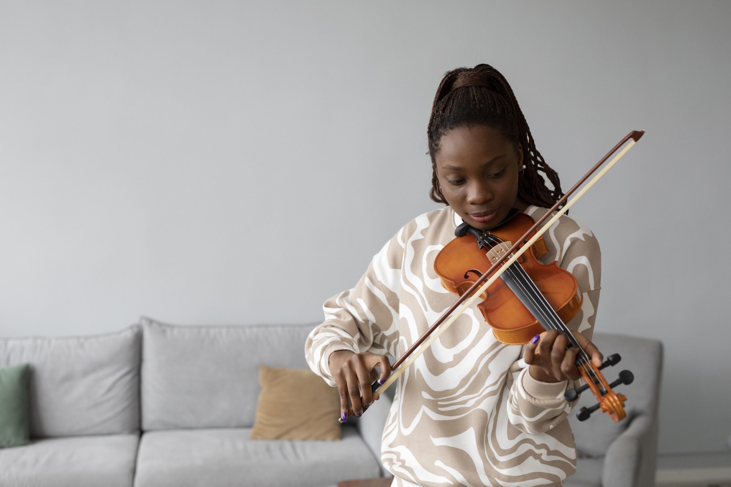 medium-shot-smiley-woman-playing-violin